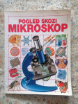 pogled skozi mikroskop