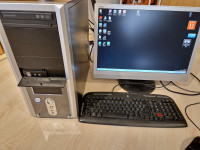 Komplet računalnik, tipkovnica, miška, ekran, podloga