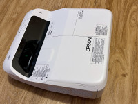Epson projektor EB-670 (Ultra Short Throw)
