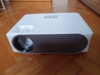 NOV projektor LED FULL HD bele barve