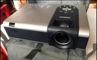 Prodamo video projektor Benq PB8140