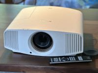 Sony VPL-VW520ES 4K native SXRD Projektor - 77% POPUST!!!