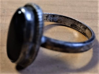 antiqua prstan s črnim opalom