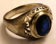 moški prstan z modrim zvezdastim safirjem