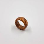 Ročno izdelan lesen prstan