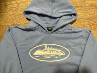 Cortez pulover s kapuco