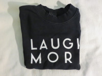 Črn pulover 'Laugh more'