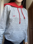 nova LEVI`S siva jopica z rdečo kapuco številka S