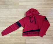 rdeč krajši pulover s kapuco številka M