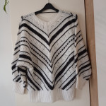 UNIKATEN ROČNO PLETEN BELO ČRN PULOVER 44