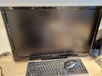 Namizni PC skupaj s 27 inčnim monitorjem