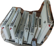 Več stenskih radiatorjev z opremo