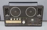 Grundig RR 2000 radijo Postaje lovi Kasetnik ne deluje Manjka antena C