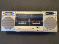 Retro starinski radio s kasetnim predvajalnikom Philips