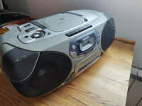 Radio Philips s CD predvajalnikom in kasetarjem