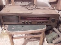 starejši retro popolnoma delujoč radio