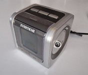 Radijska budilka Evertone z projektrorjem ure na steno