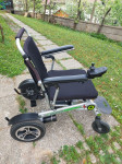Vrhunski, samozložljiv električen invalidski voziček z dvigalom