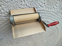 Retro strojček za izdelavo tankih rezancev ali za rezanje tobaka