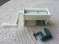 Retro strojček za izdelavo tankih rezancev