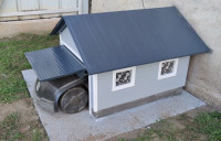 Hiška za robotsko kosilnico