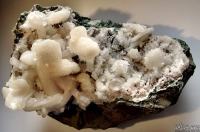 mineral, kristal - Dezmin (stilbit), kalcit