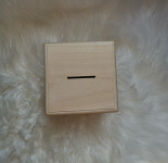 NOV hranilnik za denar iz orehovega lesa.