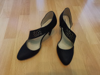 ženski črni čevlji št. 39