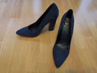 ženski temno modri čevlji št. 39