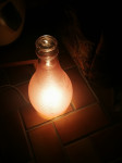 Stoječa svetilka v obliki steklenice z  električnim vtikačem