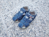 Novi fantovski sandali št. 32