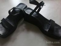črni sandali s platformo