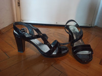 Elegantni lakasti črni usnjeni sandali PEKO