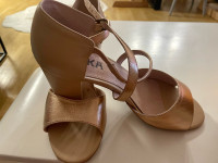 Novi rosegold sandali Eska- usnjeni