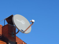 Satelitska antena (glava,krožnik,stenski nosilec v kompletu)
