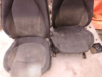 alfa mito sedeži spredaj levo desno sedež klop zici umazano