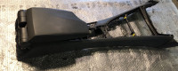 serija 1 e82 e87 e88 naslon za roko BMW kozola sredinska 7122231