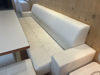 OBLAZINJENA JEDILNA KLOP IN DVA TABUREJA