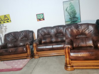 POPOLNOMA NOVA usnjena garnitura. Možen prevoz !