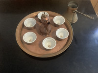 Starinski set kuha turške kave skodelice žlica krožniki džezva pladenj