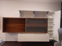 Stenska omara s TV nišo, lakiran mdf, furnir oreh, odprodaja eksponata