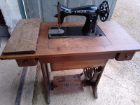 ŠIVALNI STROJ SINGER