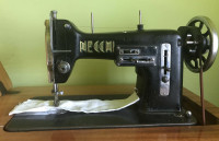 Starinski šivalni stroj NECCHI (1930) + omarica