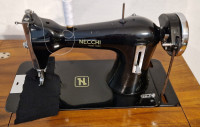 Starinski šivalni stroj Necchi z omarico