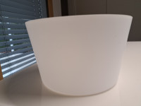 Bela elegantna skleda naprodaj, premer cca. 21 cm