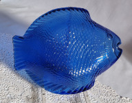 SKLEDA V OBLIKI RIBE IZ MODREGA STEKLA
