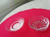 Stekleni brušeni skledici premera 14 in 12 cm za drobno pecivo