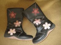 Dekliški topli škorenjčki-črni z rožicami, ST.25