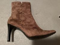 Prodam škornje rjave barve, visoka peta, št.37, cena 20€