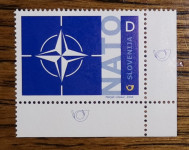 Slovenija 468 znak emblem NATO nežigosana kotna levo spodaj ** (max)